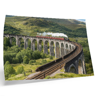 Väggposter En viadukt med ett tåg bland gröna kullar