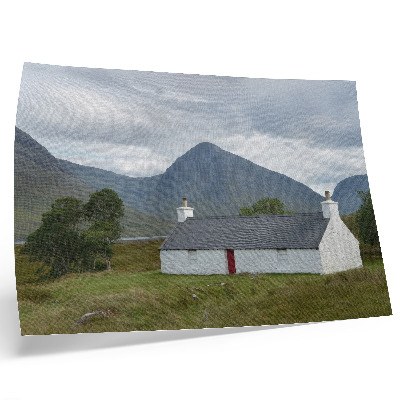 Poster till sovrum En vit stuga bland berg och grönska
