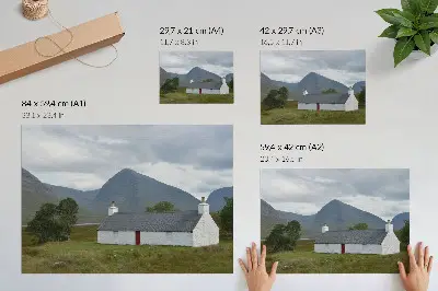Poster vit stuga bland berg och grönska
