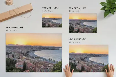 Väggposter utsikt över staden i solnedgång vid havet