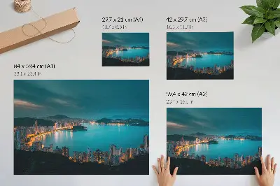 Väggposter nattutsikt över stad och vatten med lysande skyskrapor
