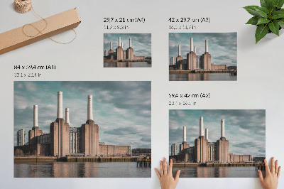 Poster En imponerande byggnad med skorstenar över floden