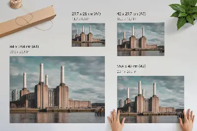 Poster en imponerande byggnad med skorstenar vid floden