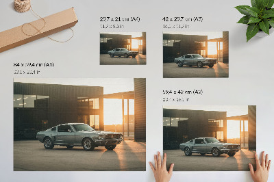 Stilren väggposter En klassisk bil med en arkitektonisk bakgrund