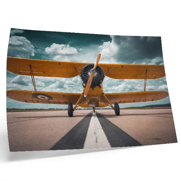Poster flygplan på en dynamisk himmel vid landningsbanan