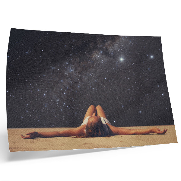 Poster En figur under en stjärnklar himmel ser surrealistisk ut