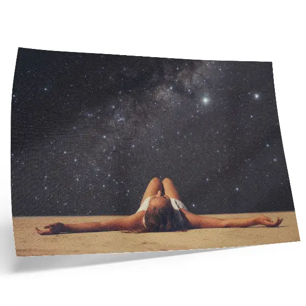Poster surrealistisk figur under en stjärnklar himmel