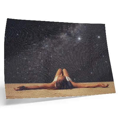Poster surrealistisk figur under en stjärnklar himmel