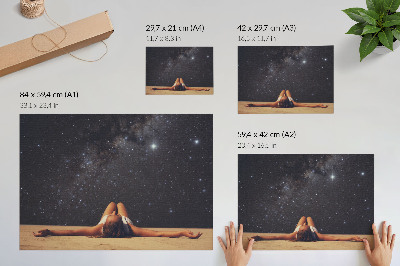 Poster En figur under en stjärnklar himmel ser surrealistisk ut