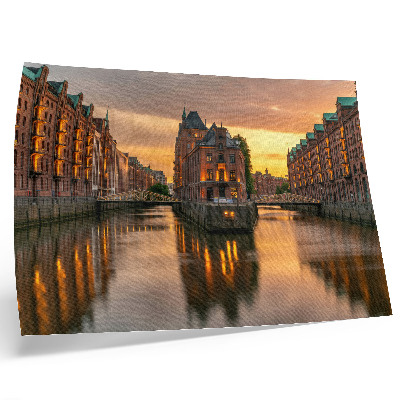 Poster till sovrum Lugnt vatten, tegelbyggnader, varmt ljus