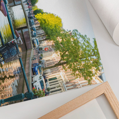 Stilren väggposter Kanal, bro, träd, byggnader, cykel, blommor