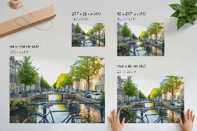Stilren väggposter med motiv av kanal, bro, träd, byggnader, cykel och blommor