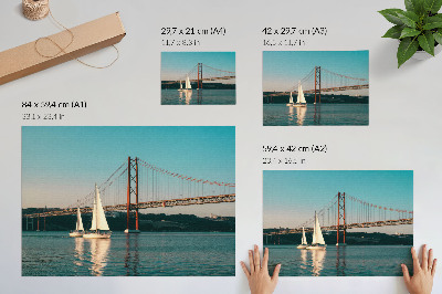 Väggposter En bro och segelbåtar över vattnet i pastellfärger