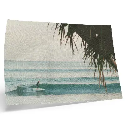 Poster med strandmotiv surfing vid vågor med palmer i naturliga färger