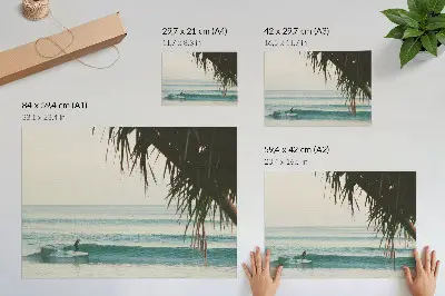 Poster med strandmotiv surfing vid vågor med palmer i naturliga färger