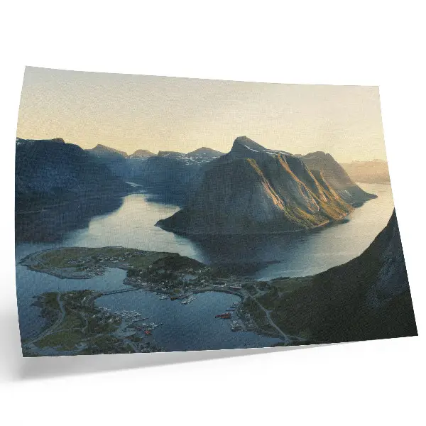 Poster fjardar, berg, vatten och solnedgång i harmoni med naturen