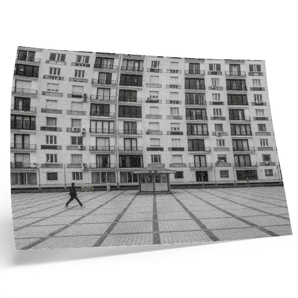 Väggposter modern byggnad med balkonger och torg
