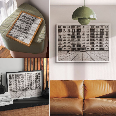 Stilren väggposter En modern byggnad med balkonger och ett torg