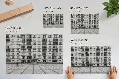 Stilren väggposter En modern byggnad med balkonger och ett torg