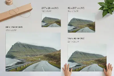 Väggposter bergsväg i mystisk dimma