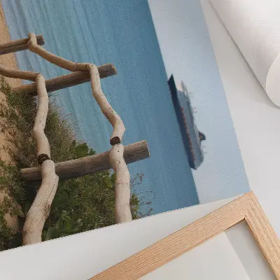 Väggposter strandskepp vid havet med träräcke och sandstrand