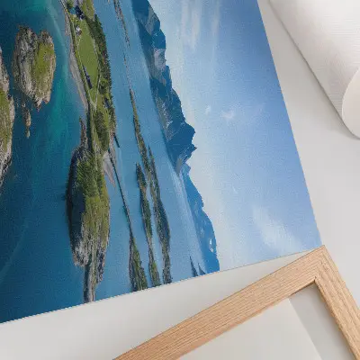 Poster öar med berg, blå himmel och grön vegetation