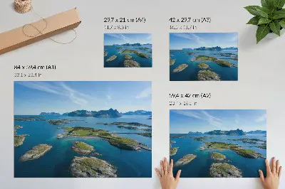 Poster öar med berg, blå himmel och grön vegetation