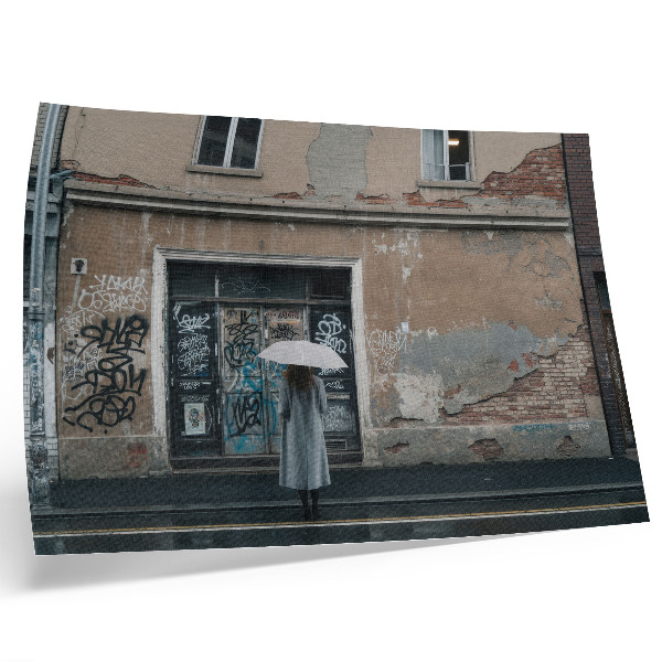 Poster En person med ett paraply framför en vägg full av graffiti