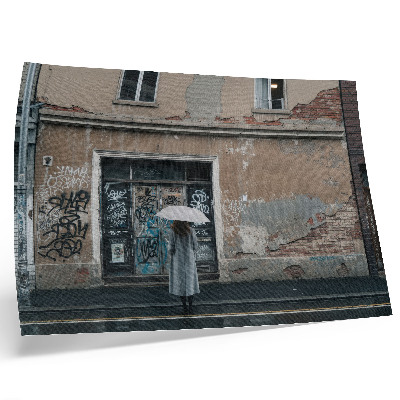 Poster En person med ett paraply framför en vägg full av graffiti