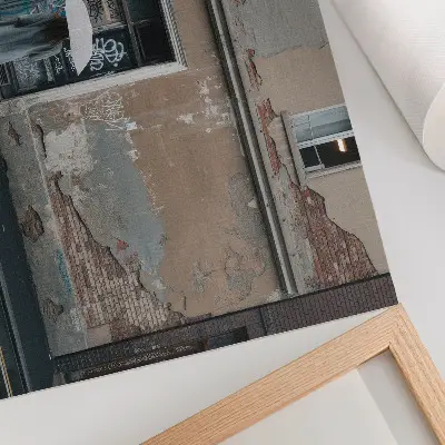 Poster en person med paraply framför en graffitivägg