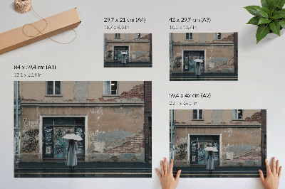 Poster En person med ett paraply framför en vägg full av graffiti