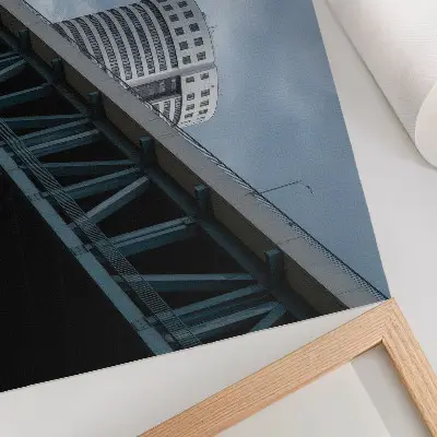 Poster till sovrum med motiv av bro och skyskrapor med modern symmetri och elegans
