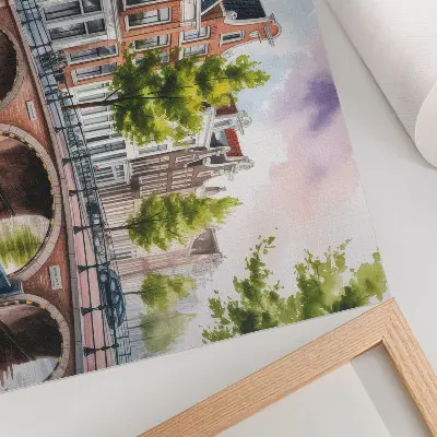 Väggposter charmiga hyreshus vid kanalen med gröna träd och lugnt vatten