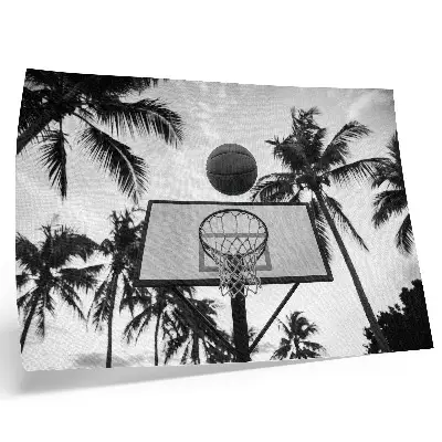 Väggposter basketkorg bland palmer med svartvit bakgrund