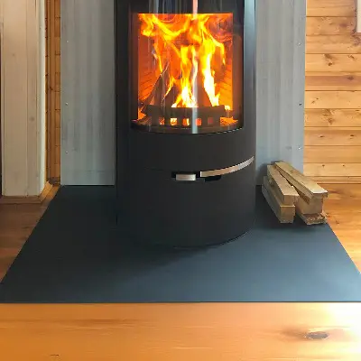 Rektangulärt golvskydd för eldstad i svart plåt