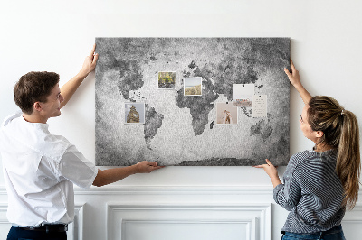 Korkskiva p? väggen världskarta