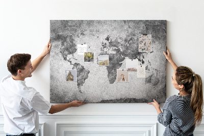 Korkskiva p? väggen världskarta