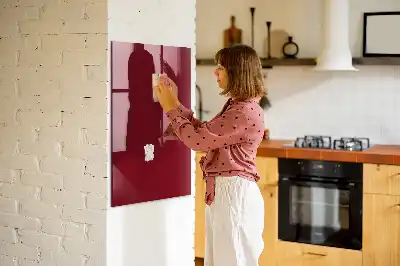 Magnetisk skrivtavla i vinröd färg