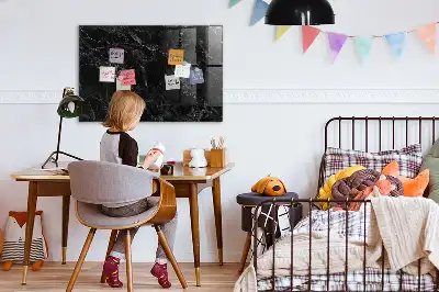 Magnetisk rittavla i dekor av mörk marmor