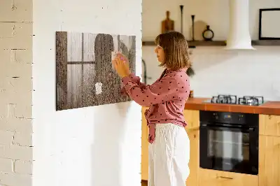 Magnetisk tavla med penna i mörkt trä