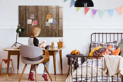 Magnetisk tavla med penna i mörkt trä