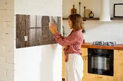 Magnetisk tavla med penna i mörkt trä
