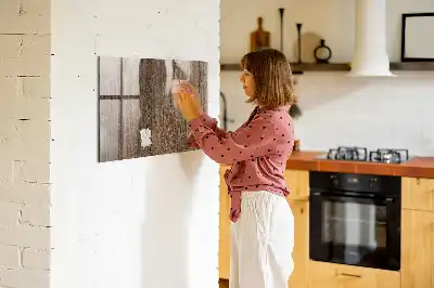Magnetisk tavla med penna i mörkt trä