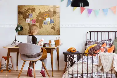 Magnetisk tavla med motiv av en vintage världskarta och inkluderad penna