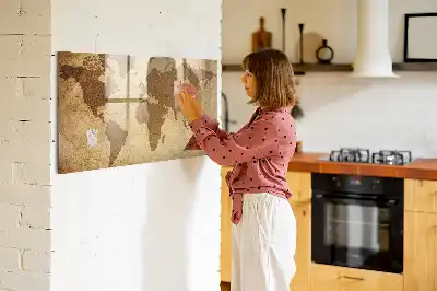 Magnetisk tavla med motiv av en vintage världskarta och inkluderad penna