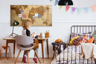 Magnetisk tavla med motiv av en vintage världskarta och inkluderad penna