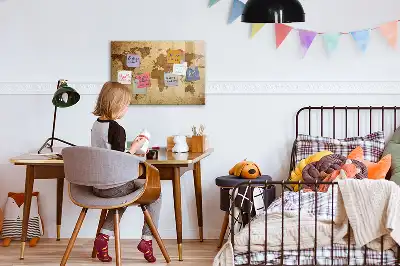 Magnetisk tavla med motiv av en vintage världskarta och inkluderad penna