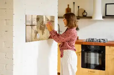 Magnetisk tavla med motiv av en vintage världskarta och inkluderad penna