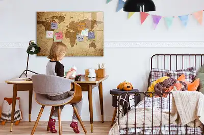 Magnetisk tavla med motiv av en vintage världskarta och inkluderad penna