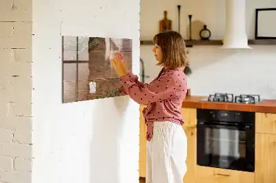 Magnetisk tavla med penna i rustikt trä